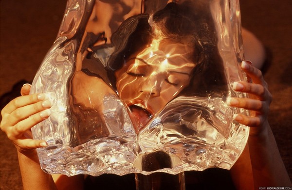 Sunny Leone sexy ice sculpture 08